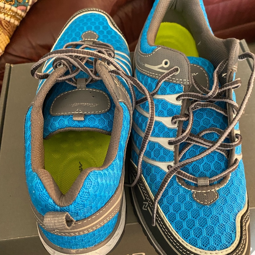 Eddie Bauer size 9 travex tennis shoe
